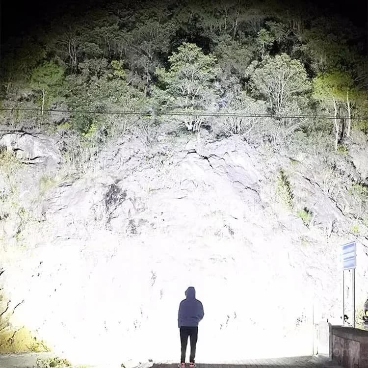 Super Strong Light Zoomable Flashlight - View 3